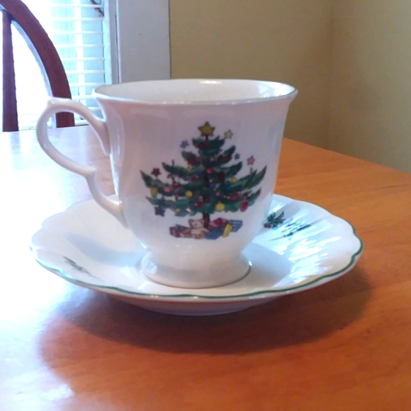 Nikko Happy Holidays 3.5" Cup & Saucers Set of 4 - Picture 2 of 6
